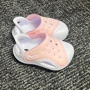 NWOT Nike sandals/3C